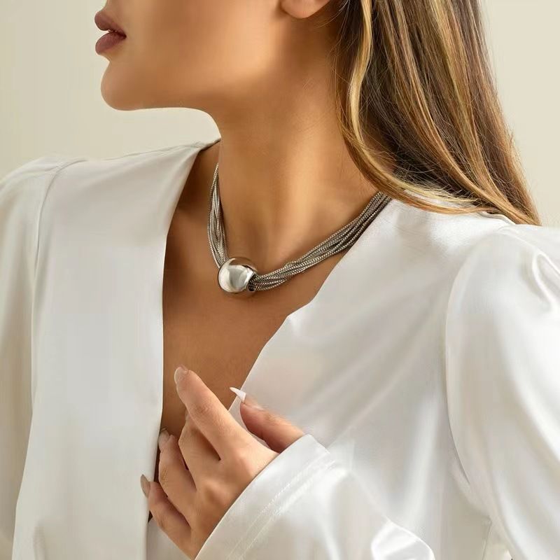 COLLANA VERSATILE,PERFETTA PER UN LOOK RICERCATO E SEMPLICE. IN DUE TONALITA' TUTTE DA SCOPRIRE